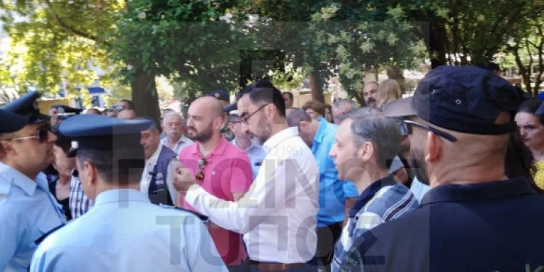 Τα άκουσε ο ΣΥΡΙΖαίος Καραγιαννίδης στη Δράμα – «Για τους Σκοπιανούς κατέθεσε στεφάνι;» (βίντεο)